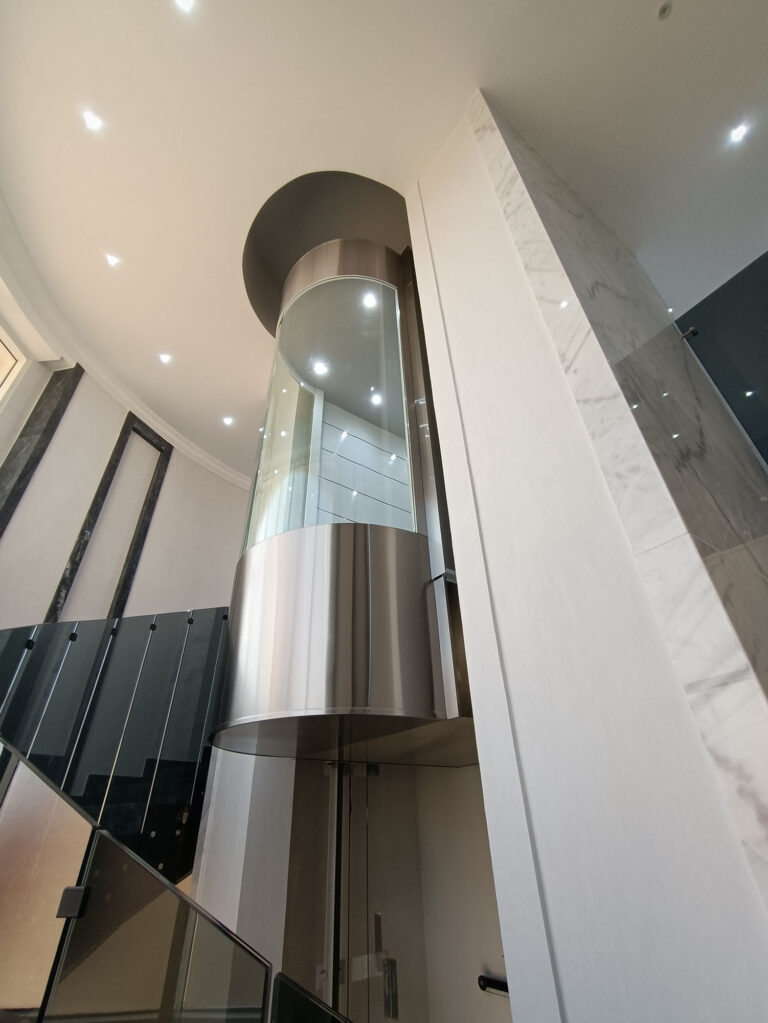 Silver Panoramic Round 03 With Wood Sides Private Villa in Al Thakhira