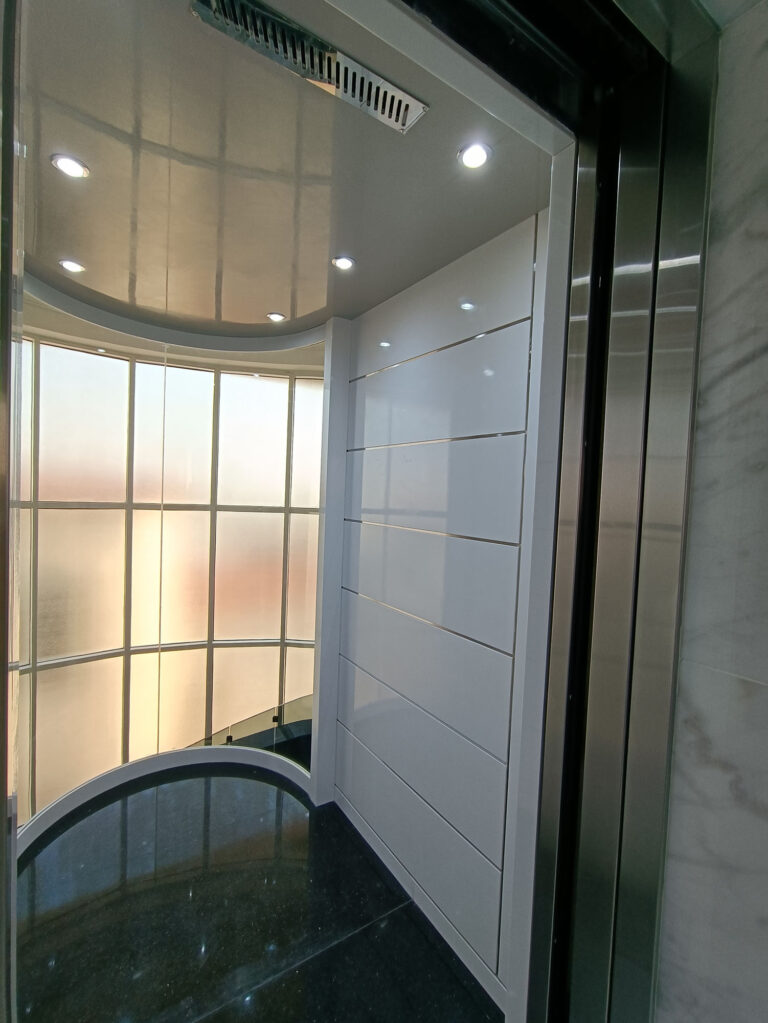 Silver Panoramic Round 03 With Wood Sides Private Villa in Al Thakhira