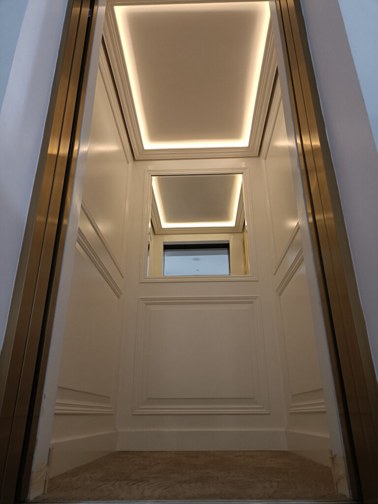 White Wood With Mirror 01