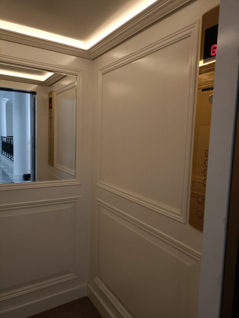 White Wood With Mirror 01