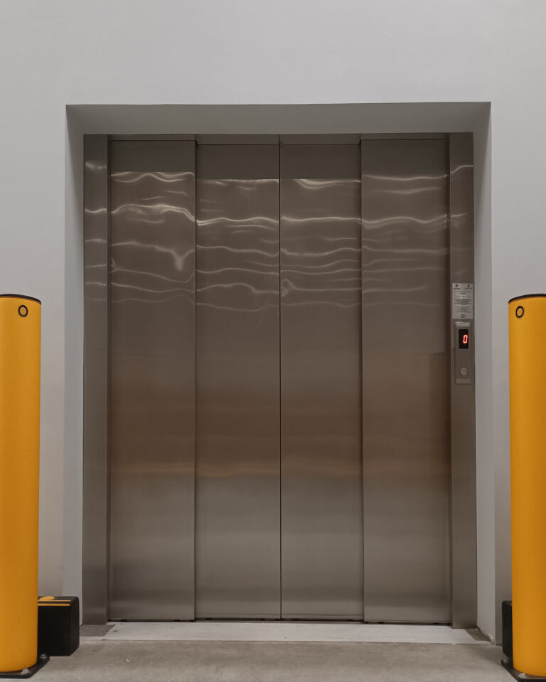 Cargo Lift 06