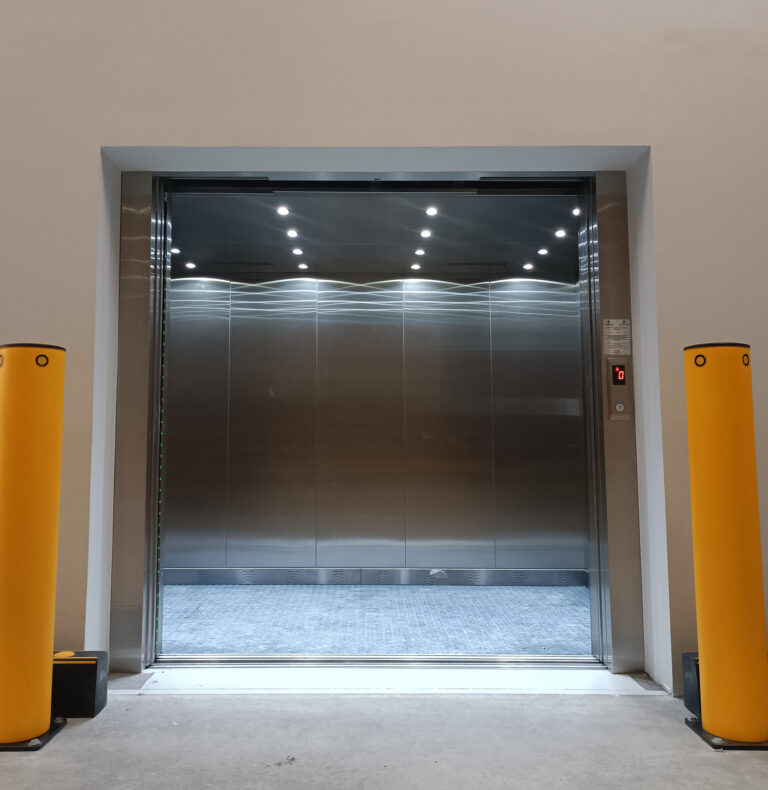 Cargo Lift 06