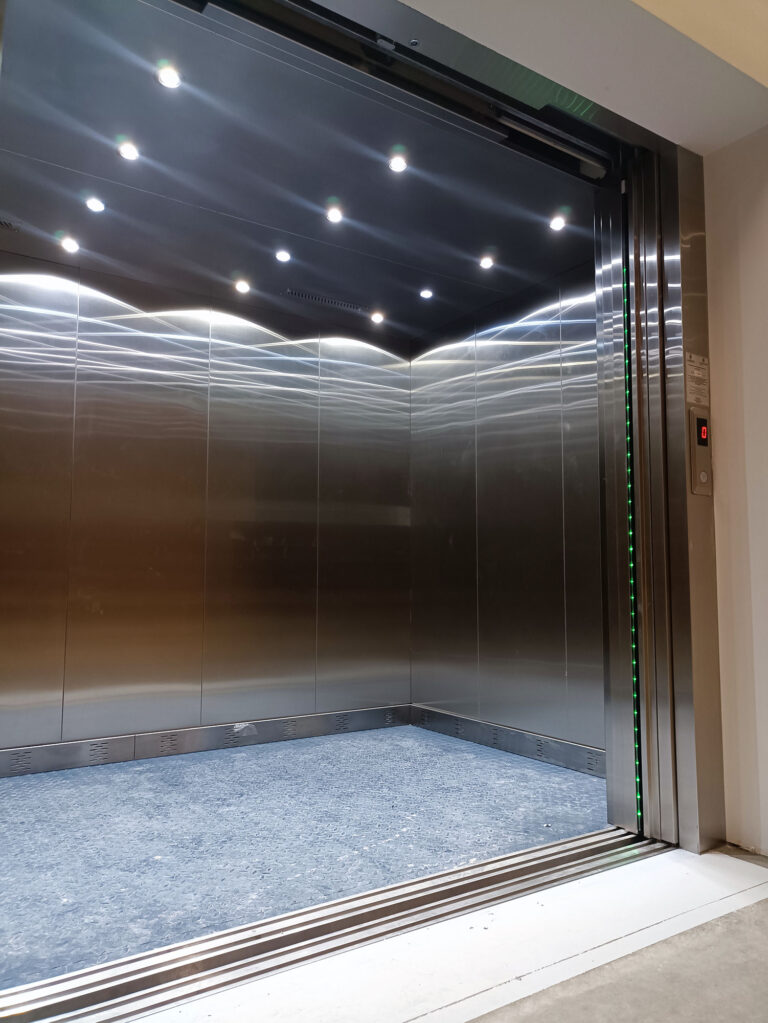 Cargo Lift 06