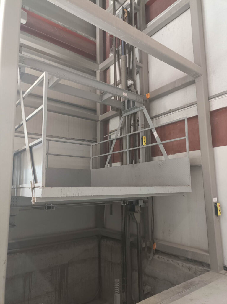 Lift Freight in Industrial Area Load 5 Tons