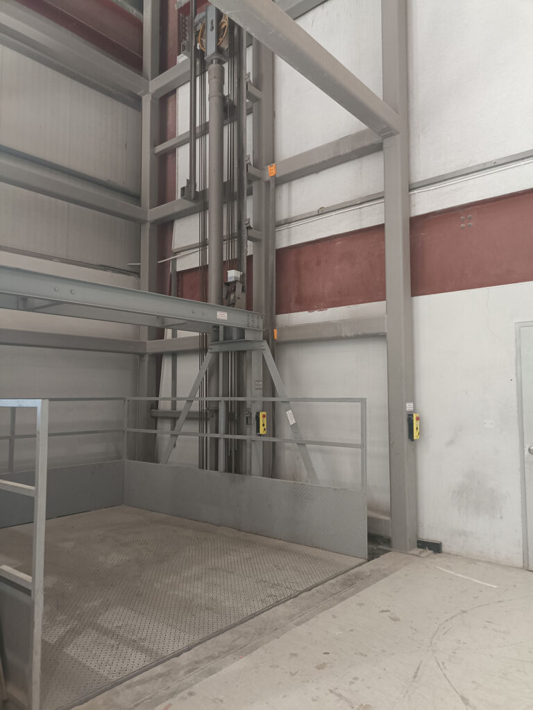 Lift Freight in Industrial Area Load 5 Tons
