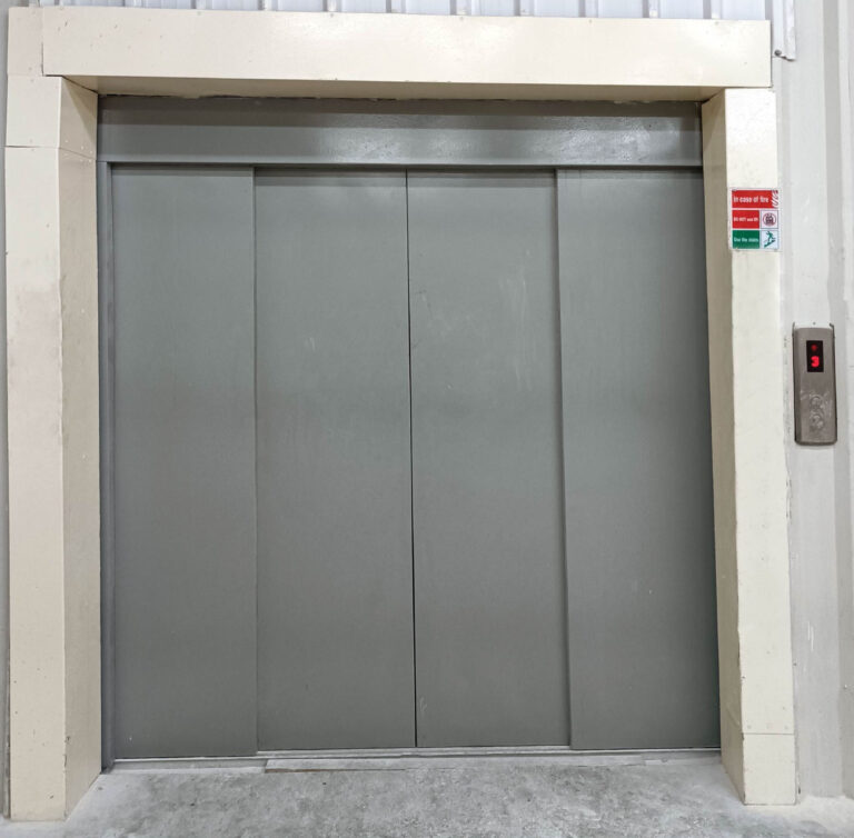 Lift Cargo in the Industrial Area With Automatic Double Shutter Door