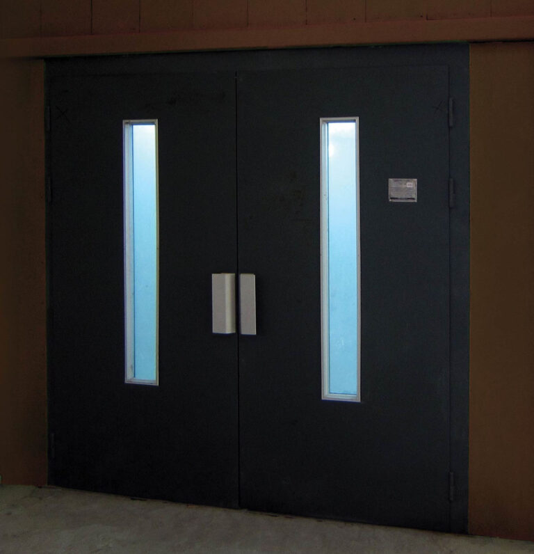 Cargo Lift in the Industrial Area With Semi-Automatic Double Shutter Door